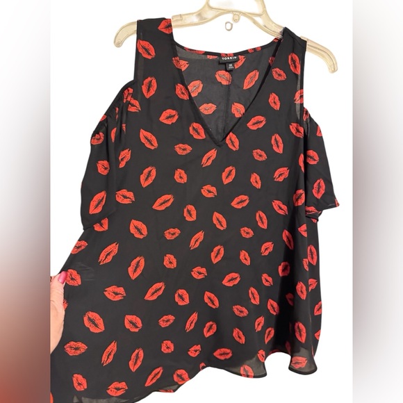 TORRID  Black & Red Lips Georgette Cold Shoulder Blouse VALENTINES      #V - Picture 5 of 8